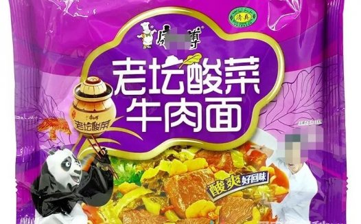 “老坛酸菜”用脚泡？！方便面全网下架，网友：这酸爽。。