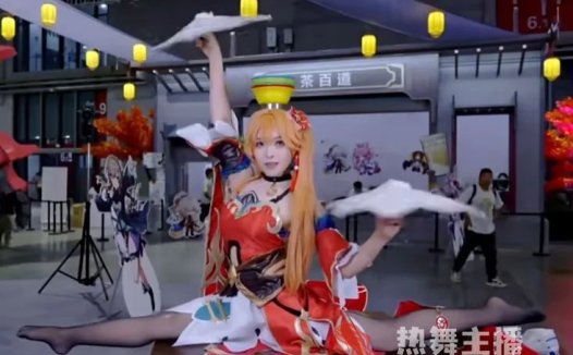 技术型 Coser 在下桃子，真人版“桂乃芬”，一己之力垄断角色