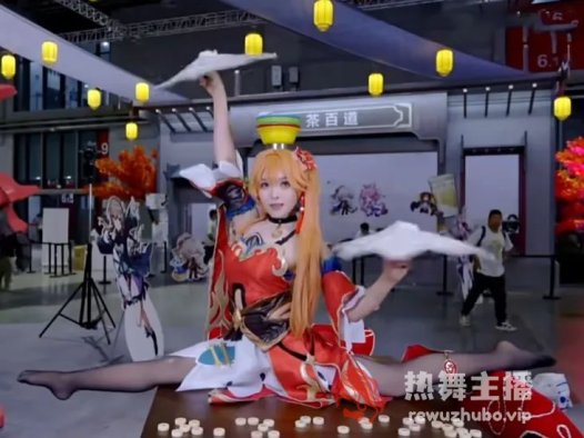 技术型 Coser 在下桃子，真人版“桂乃芬”，一己之力垄断角色